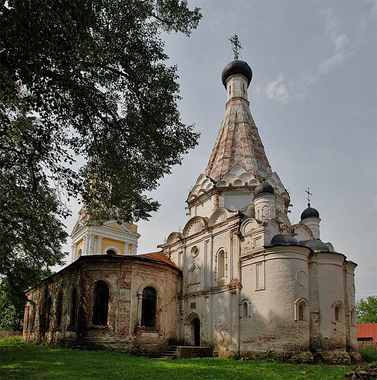 Что такое шатровый храм. DSC 0237b. Что такое шатровый храм фото. Что такое шатровый храм-DSC 0237b. картинка Что такое шатровый храм. картинка DSC 0237b. Шатровые храмы при грандиозной внешней составляющей несли на себе и глубокую смысловую нагрузку. Символические значения храмов осмысливаются и понимаются учеными по-разному. Например, считается, что шатровый храм представляет собой архитектурную модель пути к Небесному Царствию и является местом соединения земного квадрата (символа тварного мира) с небесным кругом (символом вечности).